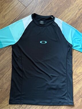 NWT) Men XL Oakley Black & Teal Raglan Short Sleeve Swim Rash Guard